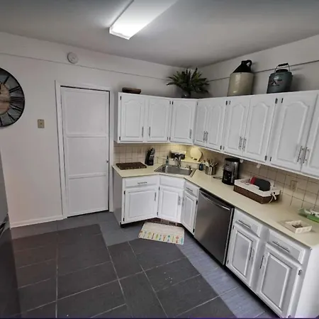 Prime Location! 4 Bedroom House Located Right Next To The Casino And The Falls Niagara Falls Exterior photo
