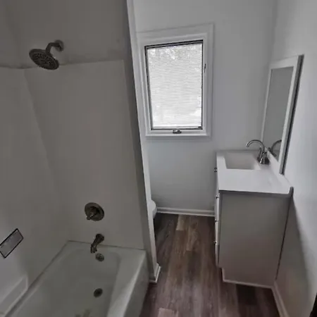Prime Location! 4 Bedroom House Located Right Next To The Casino And The Falls Niagara Falls Exterior photo