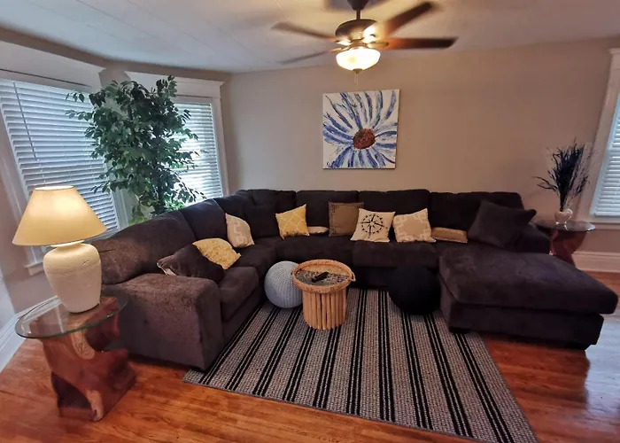 Prime Location! 4 Bedroom House Located Right Next To The Casino And The Falls