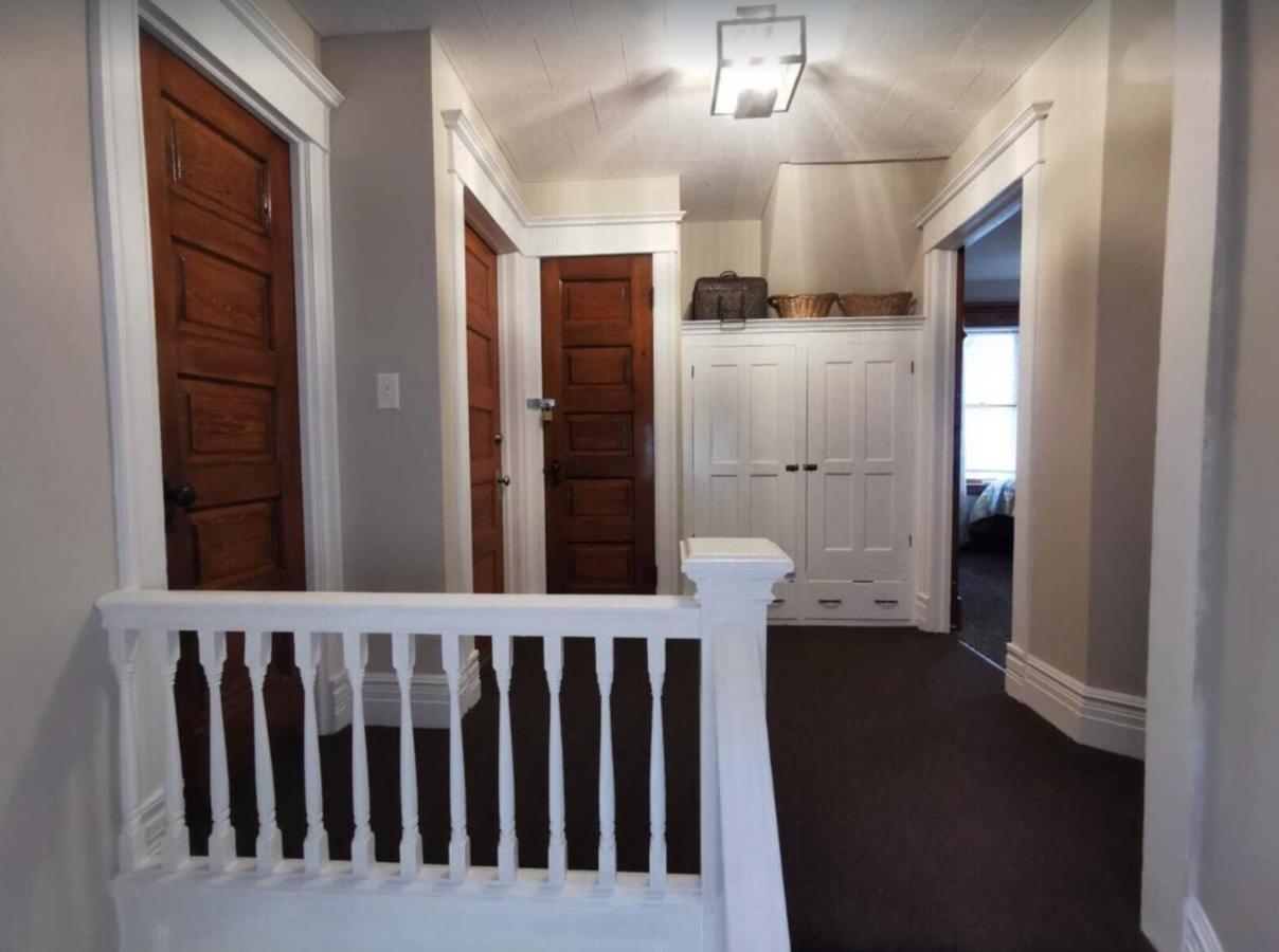 Prime Location! 4 Bedroom House Located Right Next To The Casino And The Falls * Niagara Falls