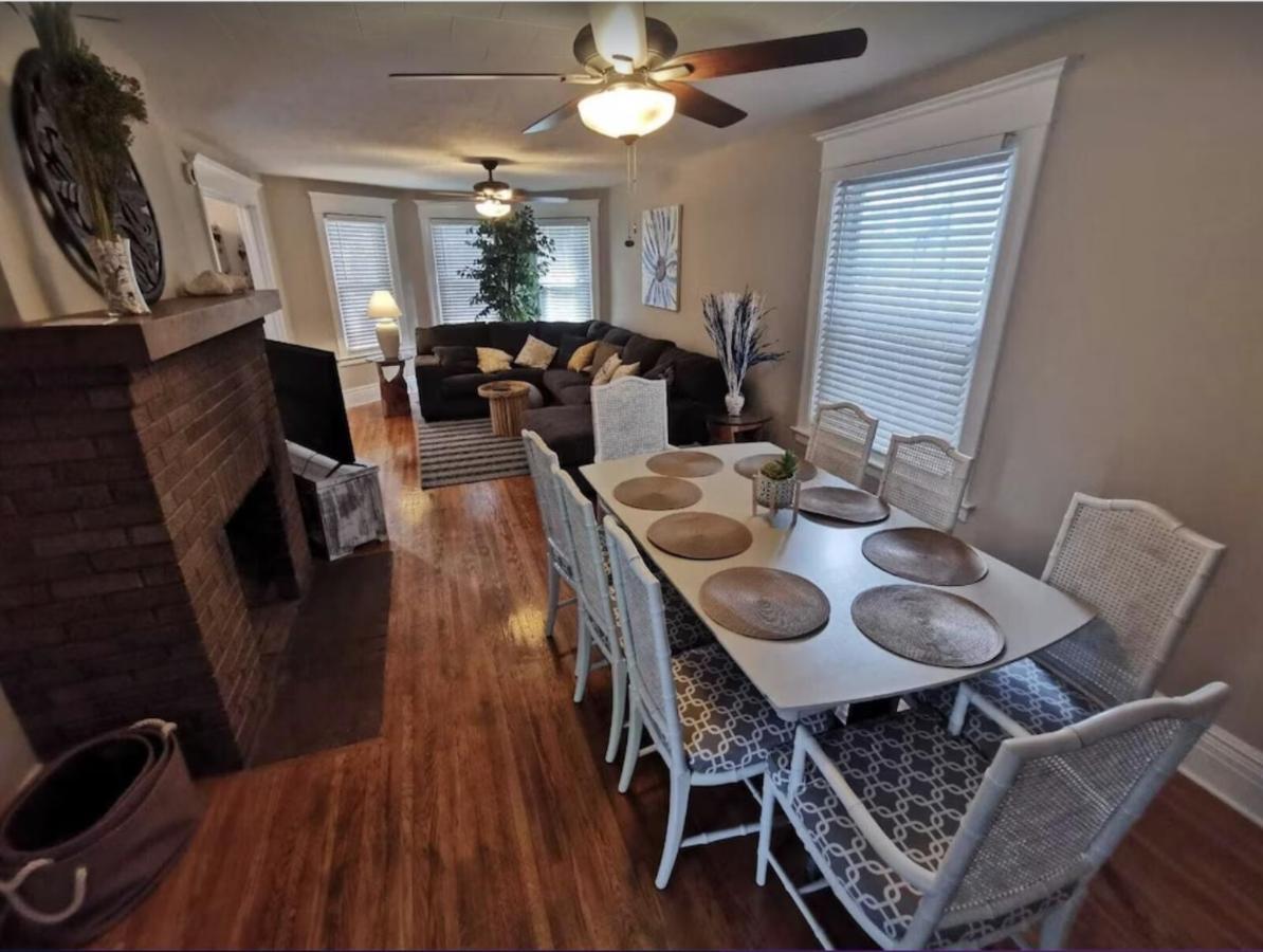 Holiday home Prime Location! 4 Bedroom House Located Right Next To The Casino And The Falls Niagara Falls