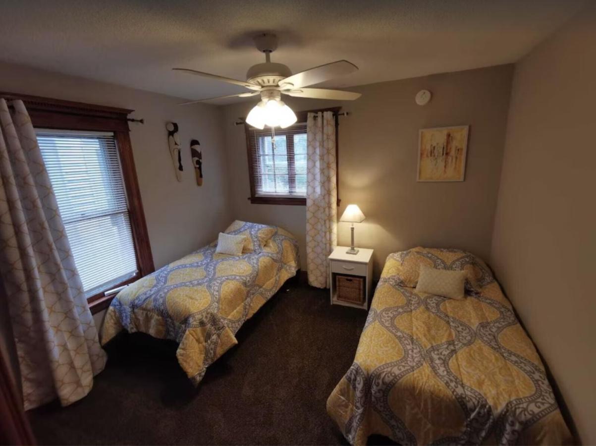 Holiday home Prime Location! 4 Bedroom House Located Right Next To The Casino And The Falls Niagara Falls