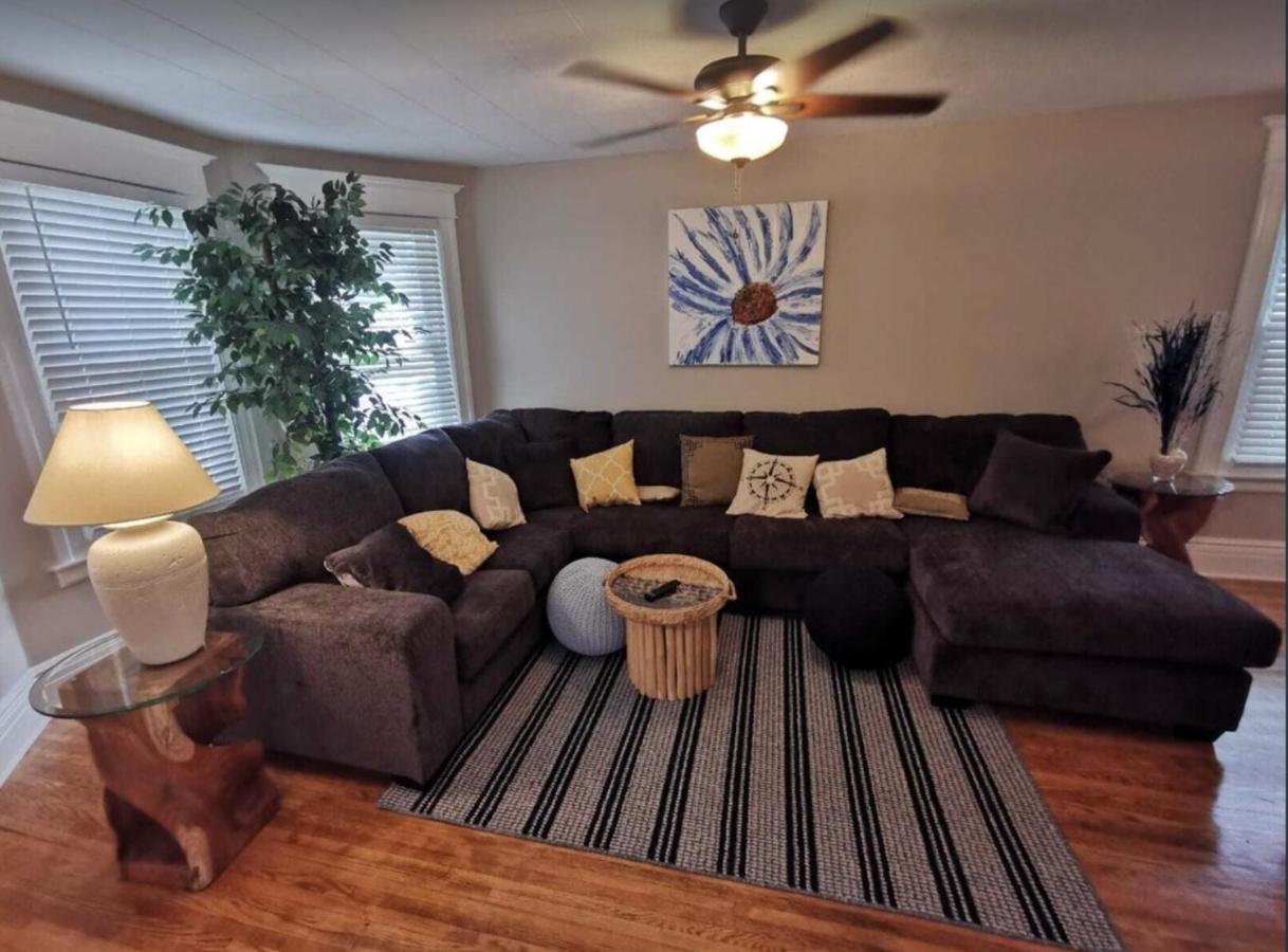 Prime Location! 4 Bedroom House Located Right Next To The Casino And The Falls Niagara Falls