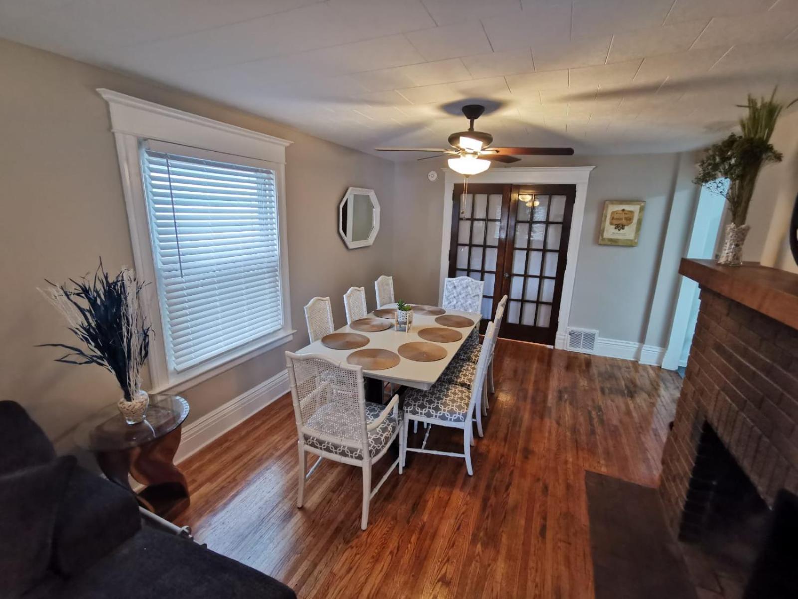 Prime Location! 4 Bedroom House Located Right Next To The Casino And The Falls *