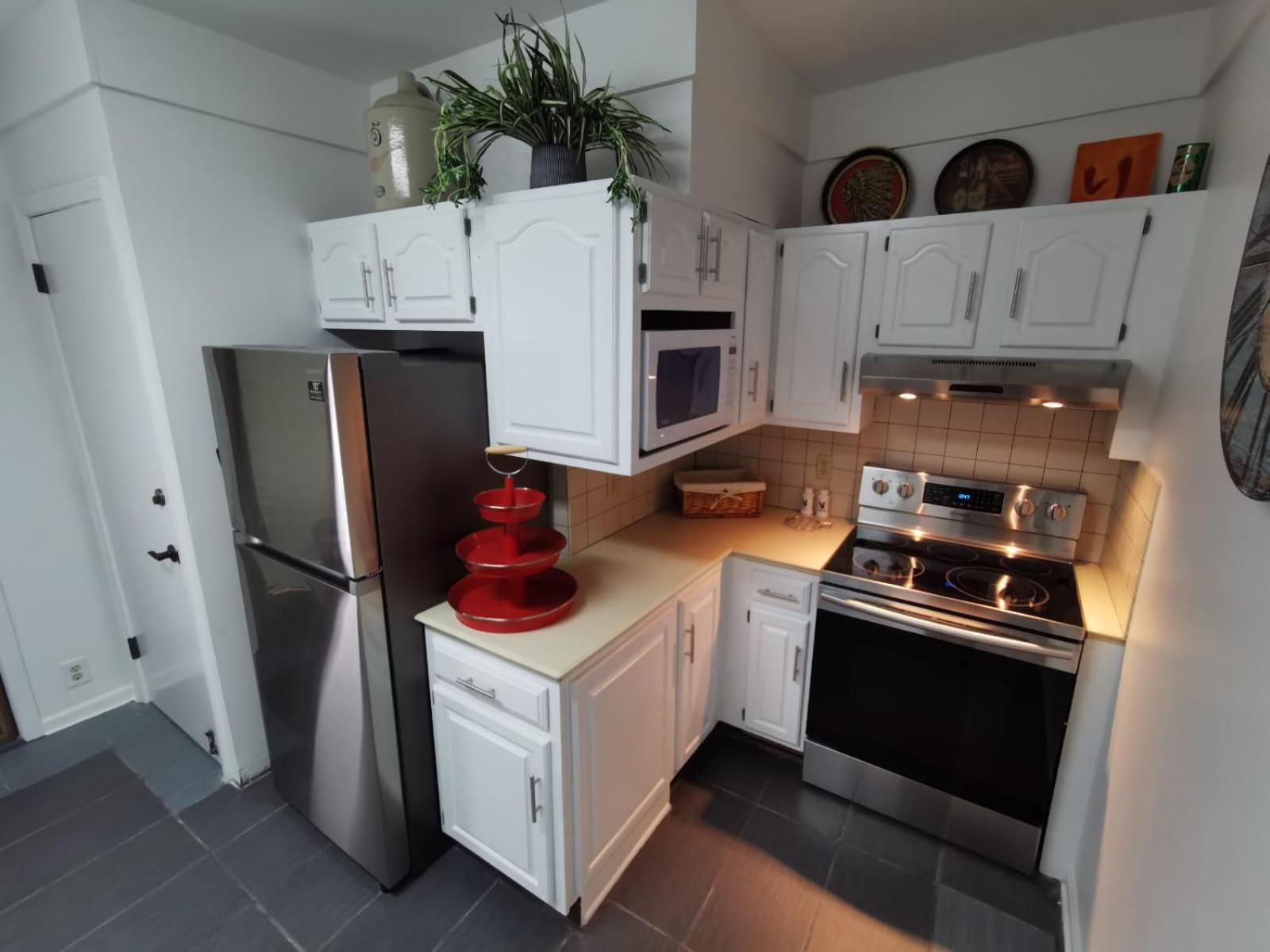 Prime Location! 4 Bedroom House Located Right Next To The Casino And The Falls * Niagara Falls